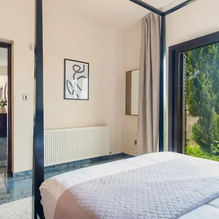 Sanders Ipsonas - Generous With Balcony